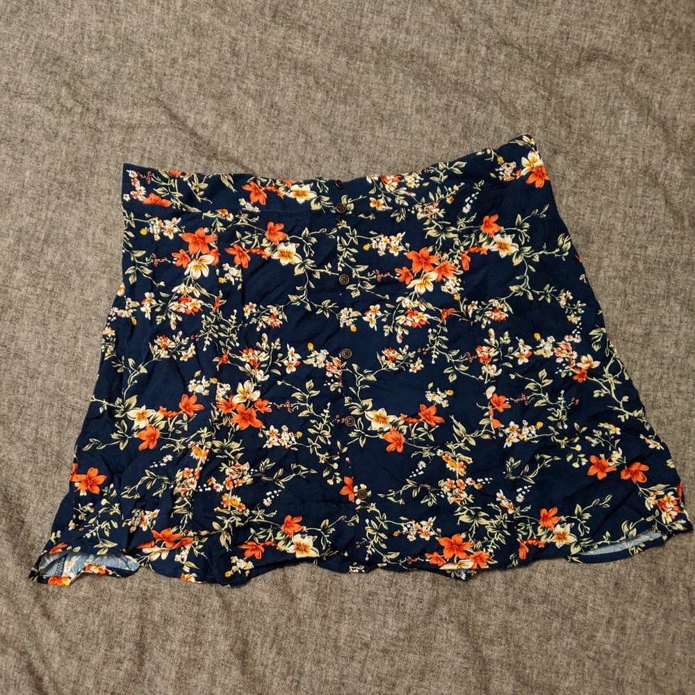 NWOT floral mini skirt w/faux button details